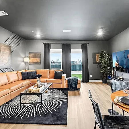 Holiday home Sunset-expansive Patio & Hot Tub-mins To Broadway