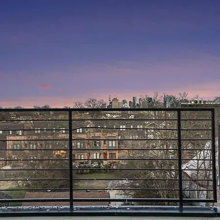 Holiday home Sunset-expansive Patio & Hot Tub-mins To Broadway