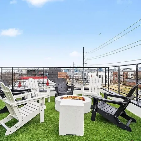Holiday home Sunset-expansive Patio & Hot Tub-mins To Broadway