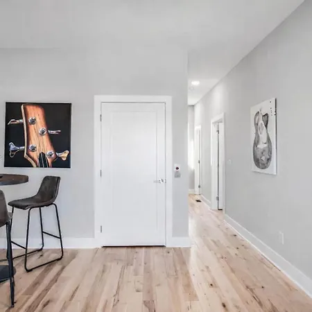 Side By Side Nash Homes - Relaxing Rooftop Patios Holiday home *