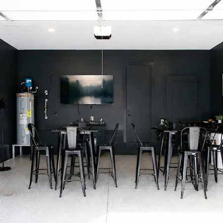 Side-by-side Homes With Hot Tubs - Sleeps Over 20 Guests Holiday home Nashville