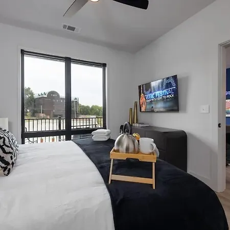 Reverb - Odyssey - Pool & Gym - Heart Of Midtown Holiday home *