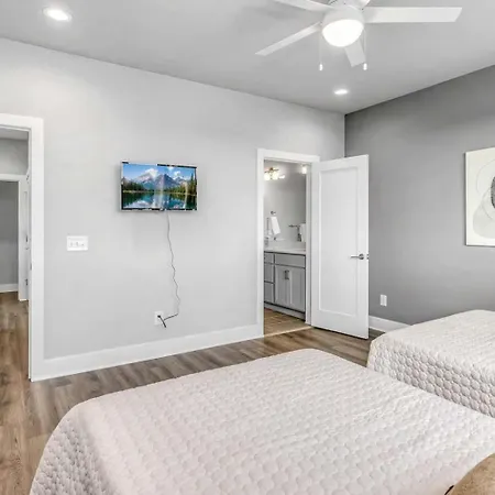 2 Townhomes - Sleeps 24-rooftop Patios