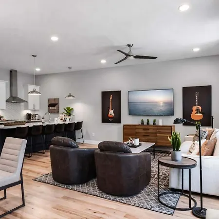 Side By Side Nash Homes - Relaxing Rooftop Patios Holiday home *