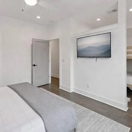 West End Oasis'- 2 Side By Side Homes - Patios Holiday home *