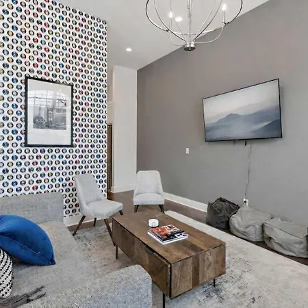 Holiday home West End Oasis-new Building & Rooftop Views *