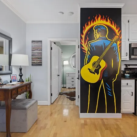 Historic Honky Tonk Hideaway Apartment *