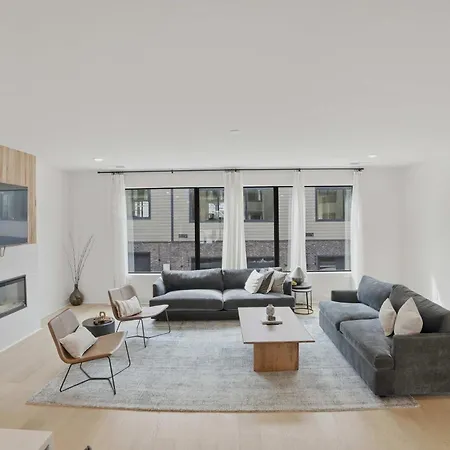 New Stylish Nash Townhouse W Hot Tub & Rooftop Apartment
