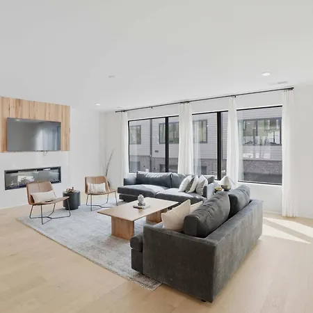 New Stylish Nash Townhouse W Hot Tub & Rooftop * Nashville