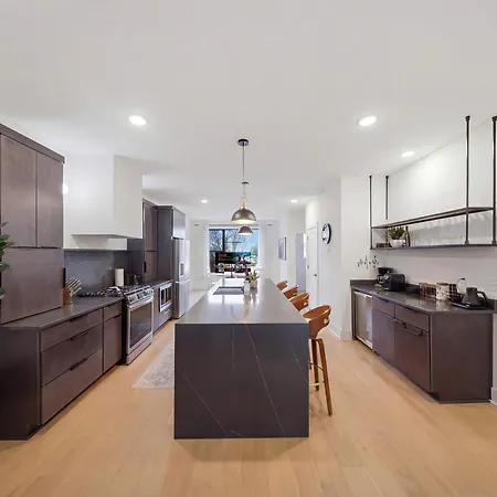 New Modern Escape With Rooftop Hot Tub Apartment