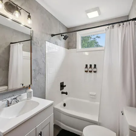 Vibey Unit In Duplex *