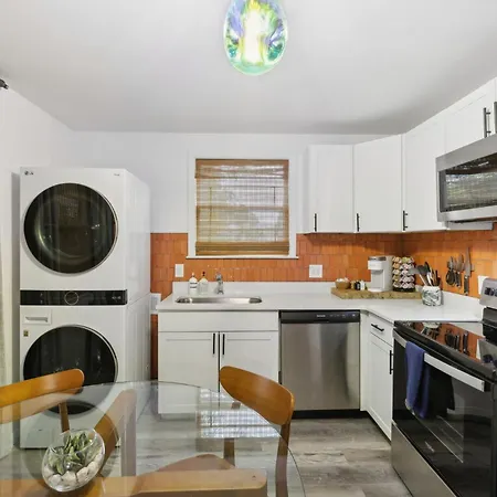 Vibey Unit In Duplex Apartment *