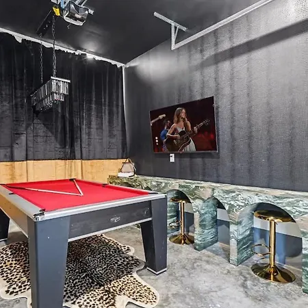 Holiday home Halo-rooftop Patio & Game Room-mins To Broadway