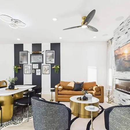 Holiday home Halo-rooftop Patio & Game Room-mins To Broadway *