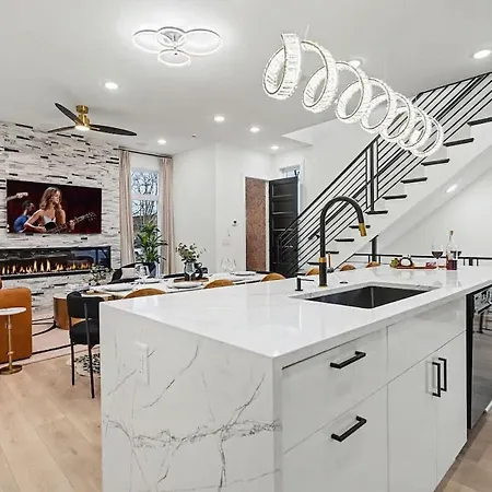 Holiday home Halo-rooftop Patio & Game Room-mins To Broadway *