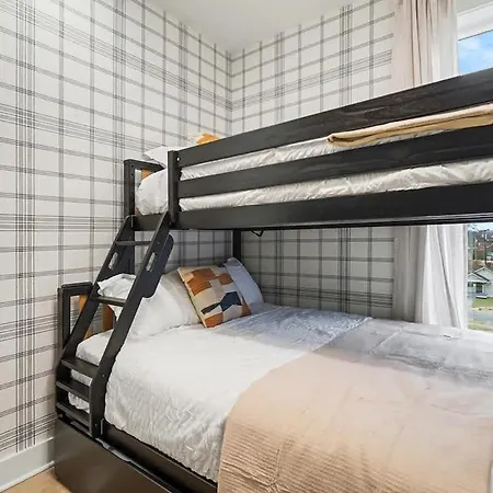 Holiday home Halo-rooftop Patio & Game Room-mins To Broadway