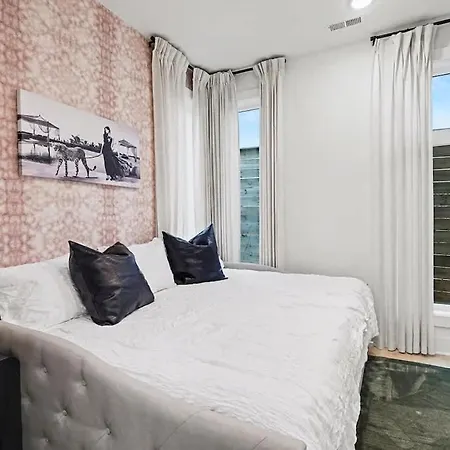 Halo-rooftop Patio & Game Room-mins To Broadway Holiday home *