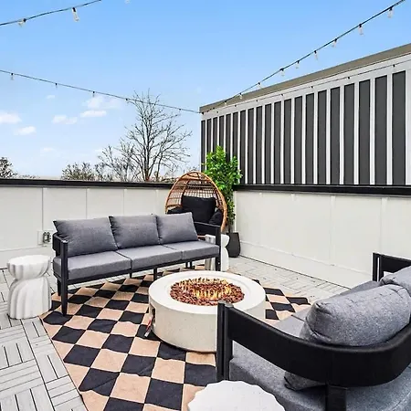 Halo-rooftop Patio & Game Room-mins To Broadway Holiday home Nashville
