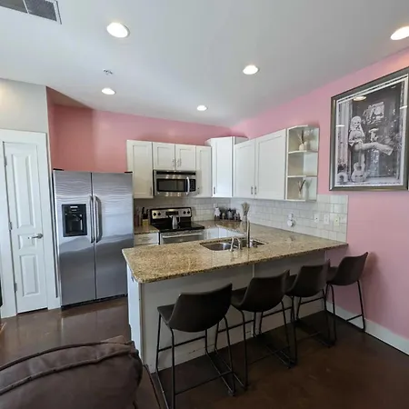 Apartment 2-bedroom Unit With Free Parking & 2 King Beds *