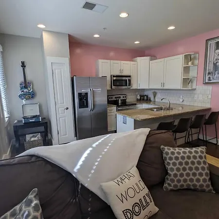 2-bedroom Unit With Free Parking & 2 King Beds Apartment