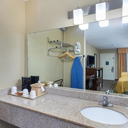Super 8 By Wyndham West 2*