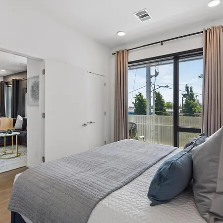 Gulch With Pool Gym Private Patio & Garage Holiday home *