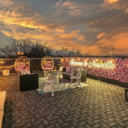 Luxury Retreat: Rooftop Hot Tub Double Deck & Game * Nashville