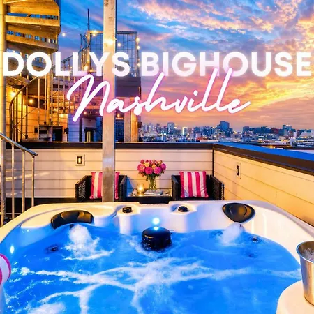 Luxury Retreat: Rooftop Hot Tub Double Deck & Game * Nashville