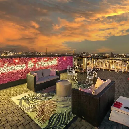 Luxury Retreat: Rooftop Hot Tub Double Deck & Game Holiday home Nashville