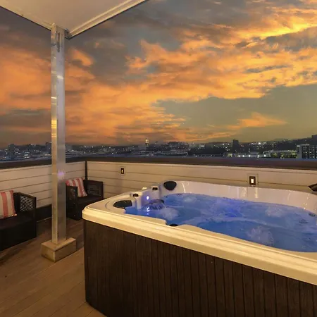 Luxury Retreat: Rooftop Hot Tub Double Deck & Game Holiday home Nashville