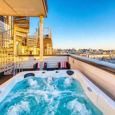 Luxury Retreat: Rooftop Hot Tub Double Deck & Game *