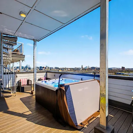 Luxury Retreat: Rooftop Hot Tub Double Deck & Game * Nashville