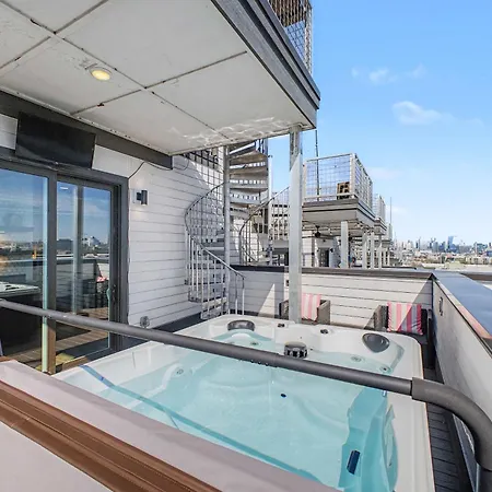 Luxury Retreat: Rooftop Hot Tub Double Deck & Game Nashville