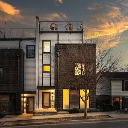 Luxury Retreat: Rooftop Hot Tub Double Deck & Game Holiday home Nashville