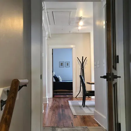 East Upstairs Apartment, One Queen Br, 2 Twin Br,1bath In Five Points, Close To Downtown *