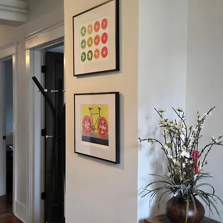 East Upstairs Apartment, One Queen Br, 2 Twin Br,1bath In Five Points, Close To Downtown *