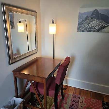 East Upstairs Apartment, One Queen Br, 2 Twin Br,1bath In Five Points, Close To Downtown Apartment *