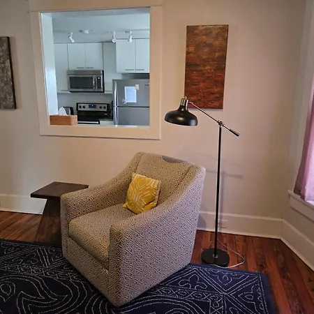Apartment East Upstairs Apartment, One Queen Br, 2 Twin Br,1bath In Five Points, Close To Downtown