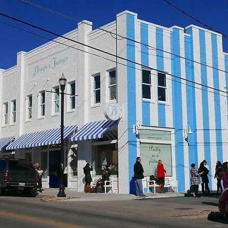 Family In 12 South, Mins To Local Favorites, Screened In Porch, Walk To Shopping In 12 South, 10 Minutes To Broadway, Dedicated Parking, Perfect For Families, 24 Hr Hospitality Holiday home