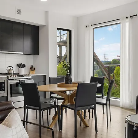 Luxury On The River 4 Beds 2.5 Bath, Walk To Downtown Apartment *