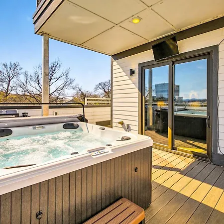 Luxury Retreat: Rooftop Hot Tub Double Deck & Game Holiday home *