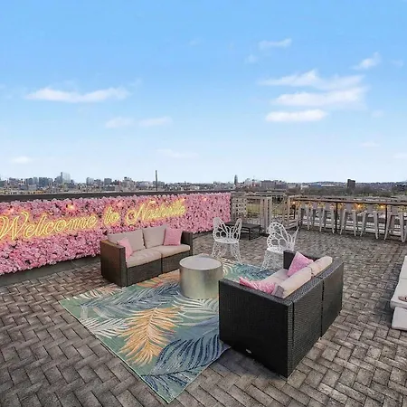 Luxury Retreat: Rooftop Hot Tub Double Deck & Game *