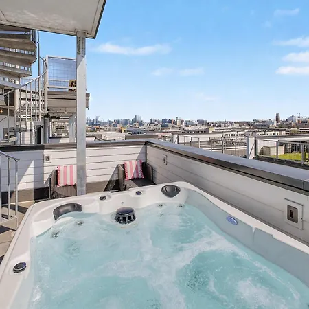 Holiday home Luxury Retreat: Rooftop Hot Tub Double Deck & Game