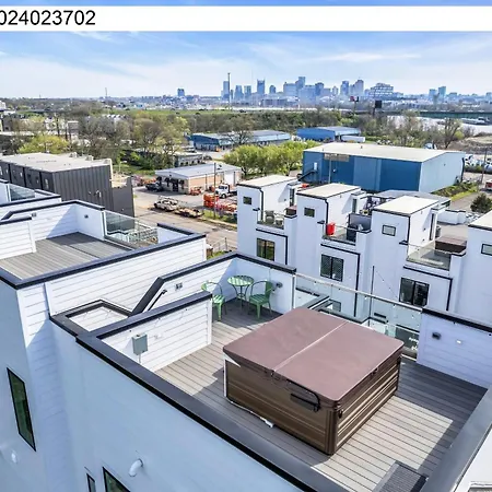 Holiday home New Nash Eras - 15 Beds - Hot Tub On Rooftop Deck *