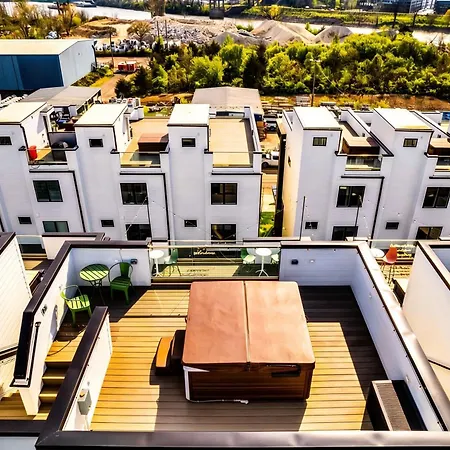 Holiday home New Nash Eras - 15 Beds - Hot Tub On Rooftop Deck Nashville
