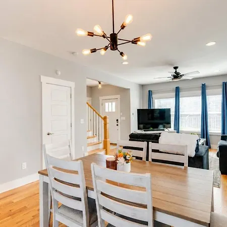 3 Bedroom Home- Huge Yard For Pets 4 Miles To Broadway *