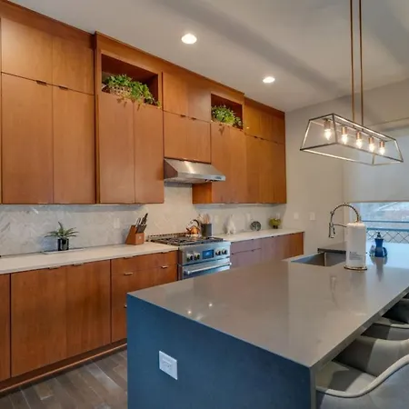 Luxury Townhome! Rooftop-game Room! Near Broadway!