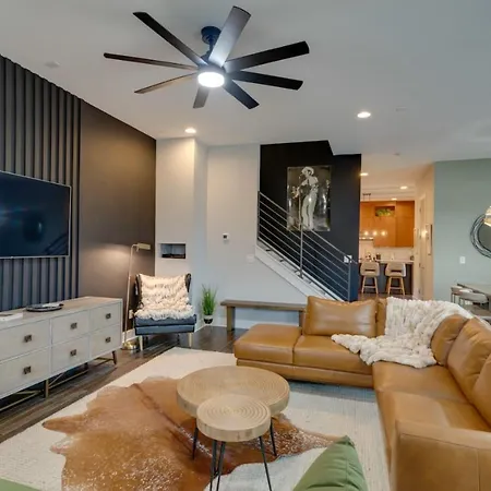 Luxury Townhome! Rooftop-game Room! Near Broadway! Holiday home *