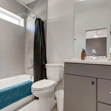 Mural The Gulch Townhome Near Broadway | Sleeps 12 Holiday home