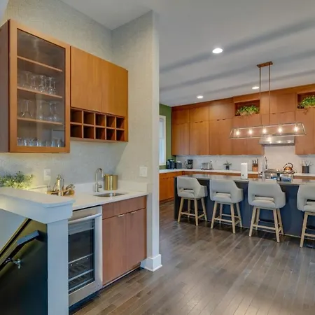 Holiday home Luxury Townhome! Rooftop-game Room! Near Broadway! *